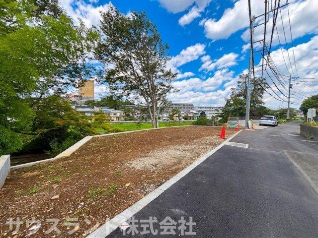 八王子市大塚の前面道路含む現地写真|豊かな自然と川のせせらぎを身近に感じられる、お散歩コースにもぴったりの周辺環境です！四季折々の風景を楽しみながら、ご家族で四季の変化を感じられる、心安らぐ穏やかな毎日をお過ごしいただけます。