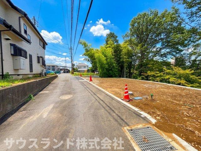 八王子市大塚の前面道路含む現地写真|車の通り抜けが少ない静かな前面道路なので、小さなお子様のいるご家庭にも嬉しい環境です！夜も静かで落ち着いており、一日の疲れを癒しながらご家族でゆっくりとリラックスした時間を過ごせますね。