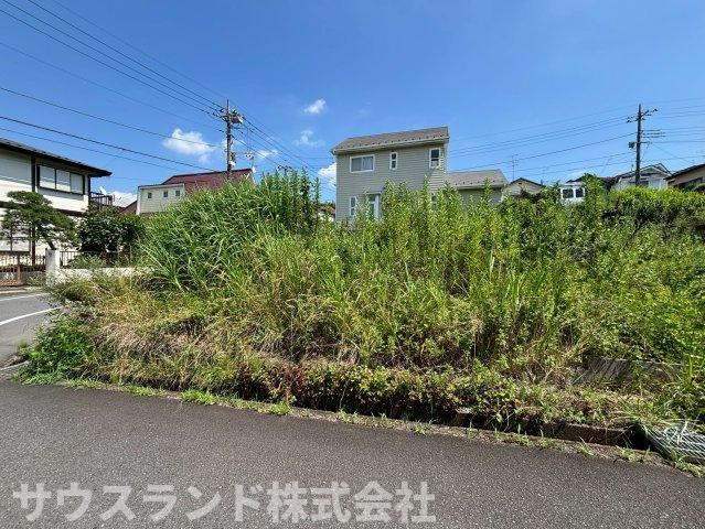 八王子市絹ケ丘6期の外観|周囲にはすでに戸建て住宅が並んでおり、落ち着いた住環境が整っています！車の通りも多くないため、小さなお子様のお散歩や外遊びも安全です。夜はとても静かな環境で、ご家族皆さまでぐっすりと休めます♪