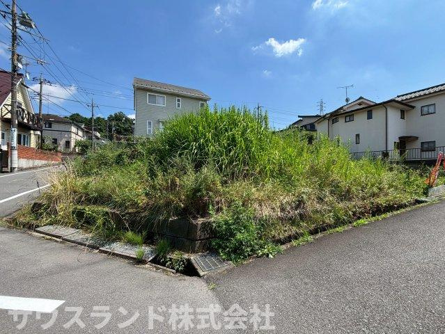 八王子市絹ケ丘6期の外観|道路が交差する角地に位置しており、日当たりと風通しの良さが期待できる敷地です！見通しが良いため、お子様が学校から帰宅する際も安心です。道路との段差も少なく、ベビーカーでの移動も楽に行えます♪