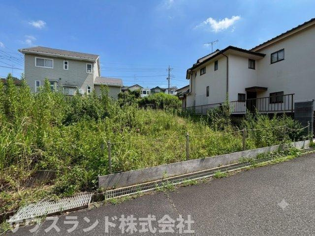 八王子市絹ケ丘6期の外観|周りには戸建て住宅が並ぶ、とても静かで落ち着きのある住環境です！騒音が少なく、お子様のお昼寝タイムや夜の就寝時もぐっすりと休めます。穏やかな時間が流れる場所で、健やかなお子様の成長を見守れます♪