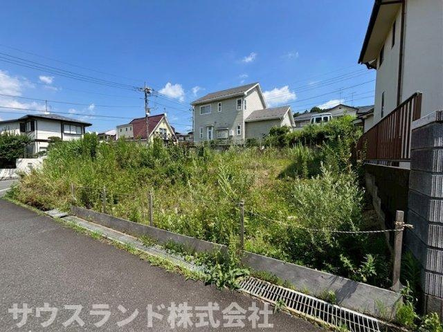 八王子市絹ケ丘6期の周辺|お家の前はしっかりと幅がある道路になっており、ベビーカーを押しながらのお散歩も快適に楽しめます！見通しも良いため、運転が少し苦手なママでも毎日の送り迎えやお買い物帰りの駐車が楽に行えます♪