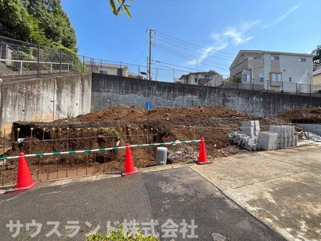八王子市小宮町　条件なし売地の外観|現地の広さや周辺の雰囲気がよくわかる外観写真です！隣地との間にはしっかりとブロック塀が設けられておりプライバシーも保たれます。採光や風通しを考慮した間取り設計がしやすい開放的な空間が広がります！
