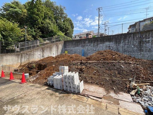 八王子市小宮町　条件なし売地の外観|建築前の現地の様子です！陽当たりを遮る高い建物がなく明るい日差しがたっぷり差し込むお家が建てられます。広々としたお庭も確保できるゆとりある敷地でお子様ものびのびと遊べる環境がしっかりと整っています！
