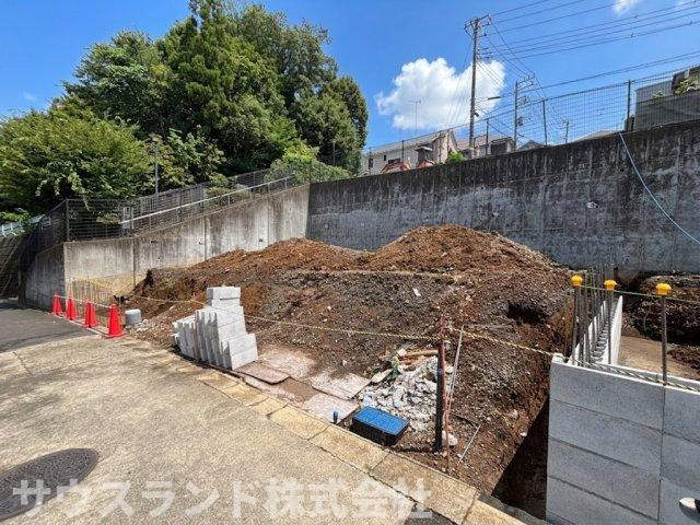 八王子市小宮町　条件なし売地の外観|前面道路はきれいに舗装されておりお車のタイヤへの負担も少なく快適な走行が可能です！周辺の交通量も少ないため小さなお子様がいるご家庭でも安心の住環境です。静かで落ち着いた毎日をお過ごしいただけます！