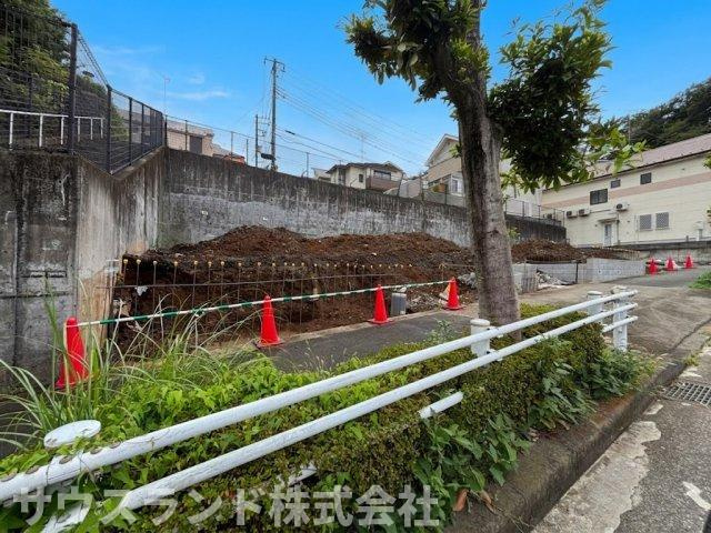 八王子市小宮町　条件なし売地の外観|緑豊かな環境に囲まれた自然を感じられる現地の様子です！見通しの良い立地で防犯面でも安心感があります。たっぷりの陽光と爽やかな風が吹き抜ける心地よい空間でご家族皆様が笑顔で過ごせる明るい環境です！