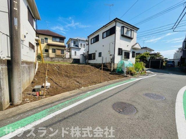 八王子市緑町8期の前面道路含む現地写真|広々とした前面道路は綺麗に舗装されており、お車の駐車も焦らずゆっくり行えます！歩きやすい平坦な道が続いているため、ベビーカーを押してのお買い物や、お子様と手を繋いでの通園もスムーズで安心できます。