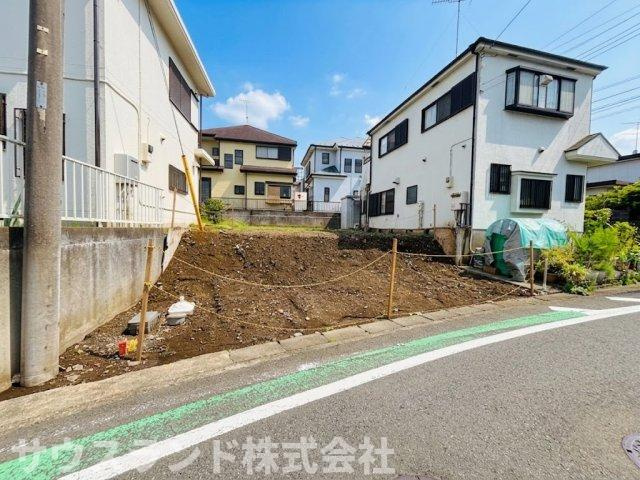 八王子市緑町8期の前面道路含む現地写真|見晴らしが良く、心地よい風が通り抜ける爽やかな立地です！周りに高い建物がないため圧迫感がなく、青空を広く感じられます。お洗濯物もよく乾き、ご家族みんなが毎日明るく健やかな気持ちでお過ごしになれます！