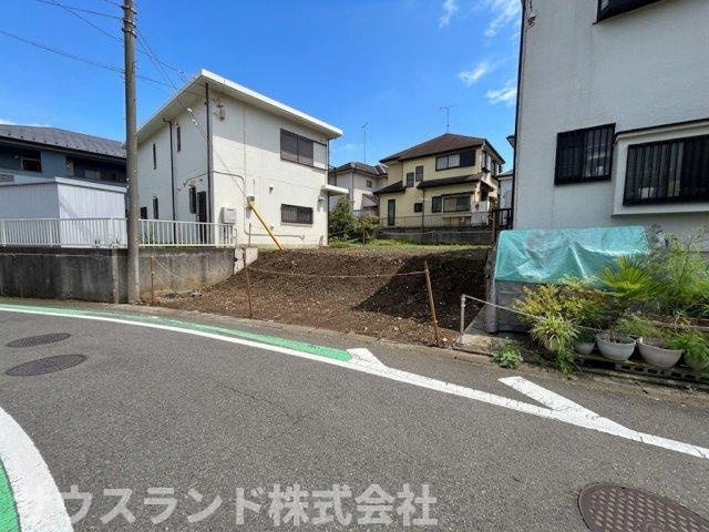 八王子市緑町8期の前面道路含む現地写真|隣接する建物との距離が保たれており、自然光をたっぷりと取り込める環境です！窓を開けても周囲の視線が気になりにくくリラックスできます。お子様のお昼寝も静かなお部屋でぐっすり眠れる安心の住まいです！