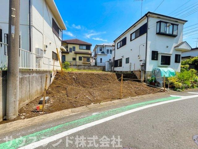 八王子市緑町8期の前面道路含む現地写真|陽光がたっぷり降り注ぐ明るいマイホームが完成予定の敷地です！休日はお庭でお花を育てたり、夏場にはお子様と一緒に水遊びを楽しんだりと、ご家族みんなで笑顔あふれる充実したお時間をお過ごしいただけます。