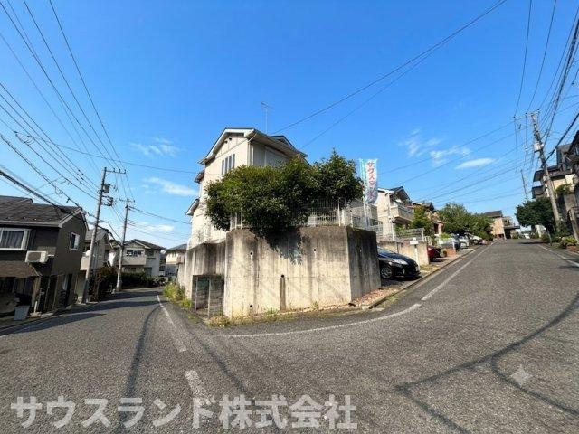 八王子市大船町の前面道路含む現地写真|落ち着いた色合いの住宅が並ぶ、緑豊かで閑静な住宅街に位置しています。静かで穏やかな住環境は、お子様がのびのびと成長できるだけでなく、パパやママも毎日リラックスして心ゆたかにお過ごしいただけます。