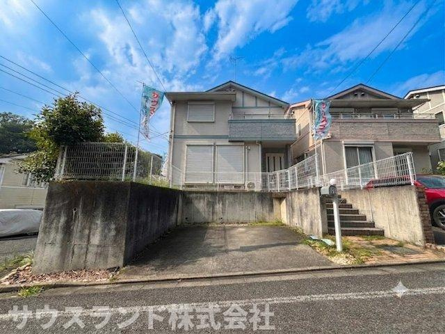 八王子市大船町の外観|明るく開放的なデザインの外観です。たっぷりの太陽の光がお家全体を優しく包み込みます。カースペースも確保されているため、週末のご家族揃ってのお出かけも大変スムーズです。