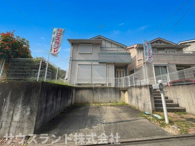 八王子市大船町の外観|道路から少し高い位置に建てられているため、外を歩く人の視線が気にならずプライバシーがしっかりと守られます！南側からの温かい日差しがお部屋の奥まで届き、毎日ポカポカと心地よくお過ごしいただけます。
