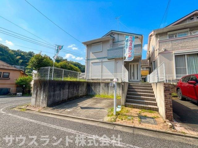 八王子市大船町の前面道路含む現地写真|ゆとりのある駐車スペースは、お車の出し入れがしやすく運転が苦手なパパやママも安心です。前面道路との段差も少なく設計されているため、自転車の出し入れやベビーカーを押しての外出もスムーズに行えます。