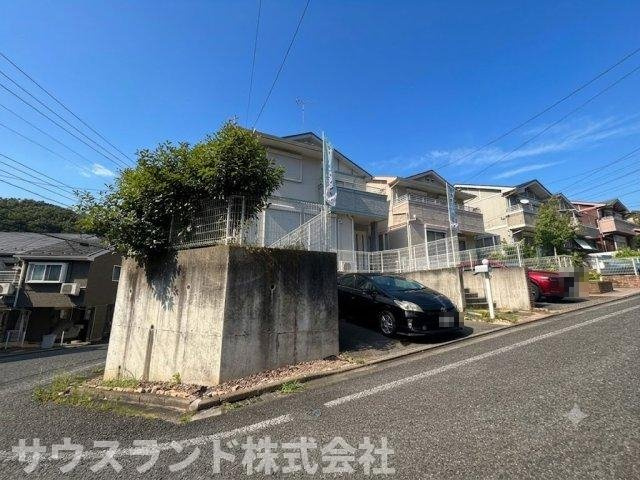 八王子市大船町の前面道路含む現地写真|周辺は車の通り抜けが少なく、交通量が落ち着いた穏やかな住環境です。不審な車も入り込みにくいため防犯面でも安心感がありますね。お子様が家の前で遊ぶ際も、地域全体で優しく見守ることができる環境です。