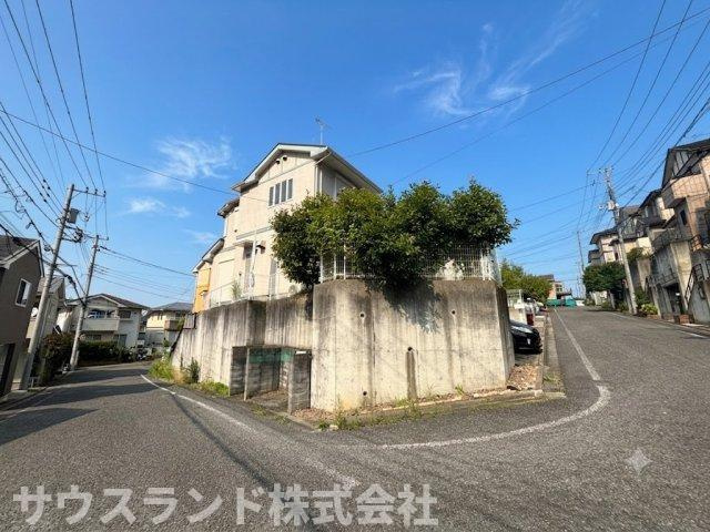 八王子市大船町の前面道路含む現地写真|交差点の見通しが良く、お車を運転する際も歩行者や自転車をしっかりと確認できて安全です。周辺には光を遮るような高い建物がないため、どのお部屋にも爽やかな風と明るい光がたっぷりと舞い込んできます。