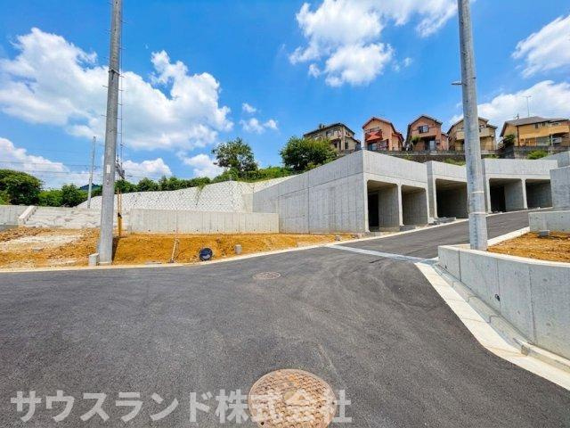 八王子市山田町の前面道路含む現地写真|電柱や電線が視界を遮らない、スッキリとした青空を満喫できる周辺環境です！道路の舗装も美しく、お子様と手を繋いでの歩行も安全に行えます。陽当たりも良好で、毎日明るい気分でお出かけできる分譲地です！