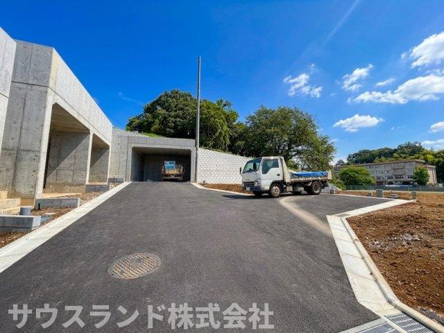 八王子市山田町の前面道路含む現地写真|綺麗に整備された道路が続く、新しく安全な街並みです！歩道と車道の区別がつきやすく、お子様の通学や夕方のジョギングなども気持ちよく楽しめます。豊かな自然と青空に囲まれた、穏やかな周辺環境が魅力です！