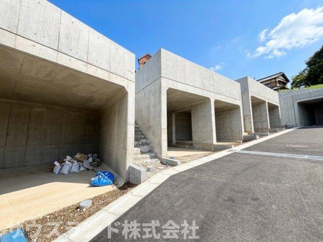八王子市山田町の前面道路含む現地写真|お車を雨風からしっかり守れる、頑丈なビルトイン車庫のある現地です！前面道路はきれいに舗装されており、お出かけ時の車の出し入れもスムーズに行えます。青空が広がる開放的な環境で気持ちよく過ごせます！