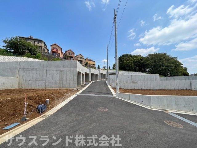 八王子市山田町の前面道路含む現地写真|ゆるやかな勾配の前面道路は、見通しが良く車の運転もしやすい安心の設計です！ひらけた環境のため、各お住まいへの風通しや採光もしっかりと確保できます。気持ちの良い風を感じながら快適に暮らせます！