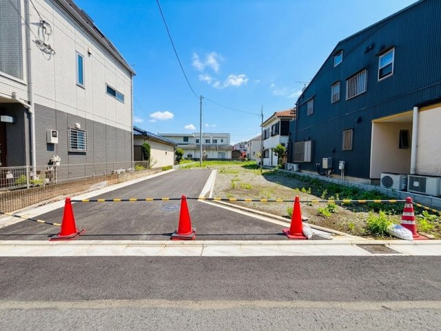 八王子市上野町の前面道路含む現地写真|キレイに舗装された前面道路と整備された分譲地の様子です！車の交通量も少なく、毎日静かで穏やかな時間が流れる閑静な住宅街です。開放感があり、毎日の通勤やお買い物などお出かけも大変快適になります。
