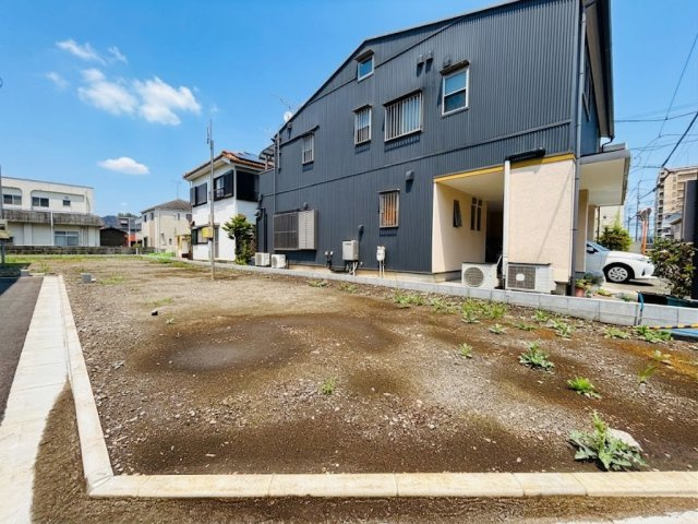 八王子市上野町の外観|ゆとりある敷地面積がしっかりと確保された建築用地です！複数台分のカースペースや、ご家族でBBQを楽しめるお庭を作ったりと、ご家庭の好みに合わせて外の空間を自由にアレンジしてたっぷりと活用できます。
