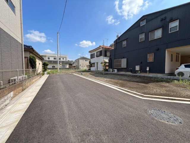 八王子市上野町の前面道路含む現地写真|視界がスッキリと開けた、開放感たっぷりの前面道路を含む現地の様子です！運転が苦手な方でも焦らずにゆったりと駐車ができる安心の環境が整っています。ご家族皆様で心地よい毎日を過ごせる恵まれた立地です。