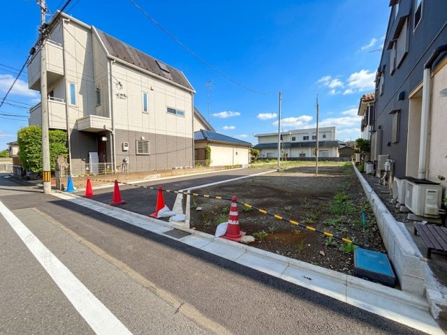 八王子市上野町の前面道路含む現地写真|道路と敷地の高低差が少なく、ベビーカーや自転車の出し入れも安全に行える現地です！綺麗に整備された区画で、お家を建てるイメージが湧きやすいですね。採光や風通しを活かした家づくりが可能な環境です。