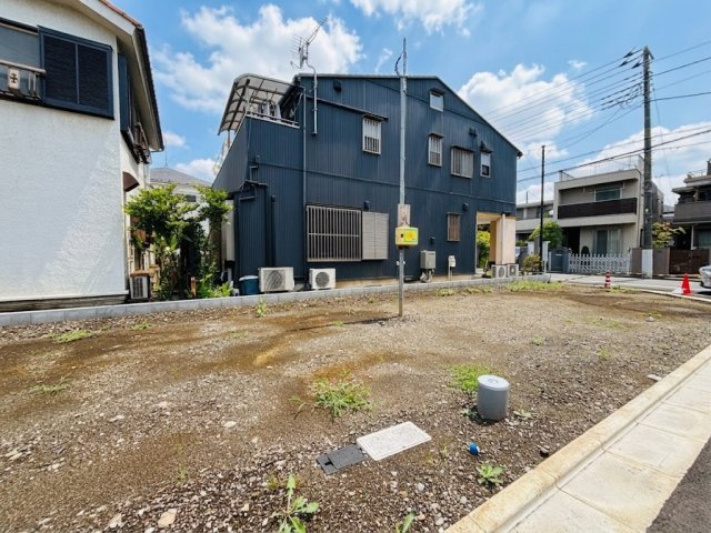 八王子市上野町の外観|隣接する建物との間隔や位置関係がしっかりと確認できる現地の様子です！防犯面やプライバシーに配慮した、安心できる間取りをじっくりと検討できます。ご家族で安全に暮らせる、穏やかで落ち着いた住環境です。