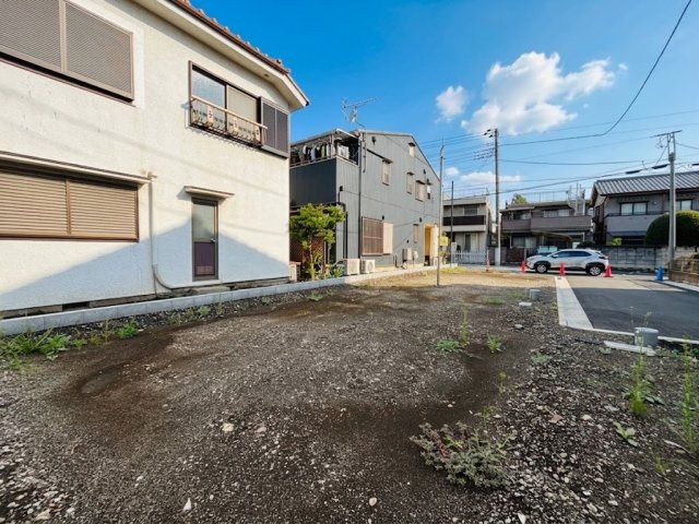 八王子市上野町の外観|道路側から敷地全体を見渡せる、見晴らしの良い現地写真です！広々とした空間があり、大きな窓を設けても外からの視線を気にせずゆったりとくつろげます。こだわりのプランを形にするのにぴったりな環境です。
