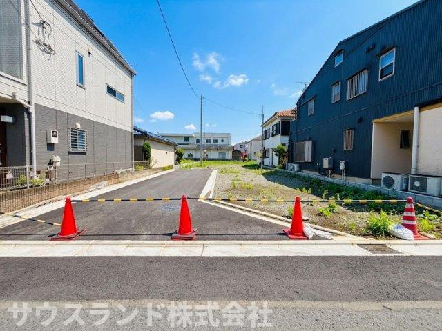 八王子市上野町の前面道路含む現地写真|キレイに舗装された真っ直ぐな前面道路が広がる現地の様子です！車の交通量も少なく、小さなお子様がいるご家庭でも安心してお散歩を楽しめます。開放感があり、毎日の外出や帰宅がとてもスムーズになります。