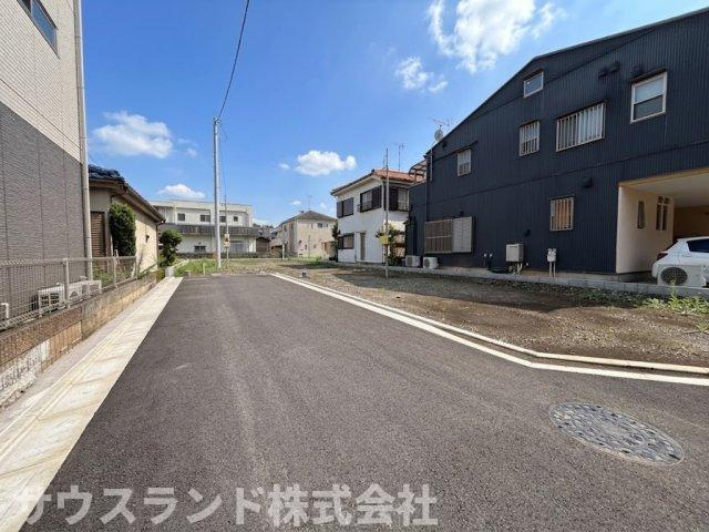 八王子市上野町の前面道路含む現地写真|視界が開けた開放感たっぷりの前面道路を含む現地の様子です！運転が苦手な方でも焦らずに駐車ができる安心の環境が整っています。静かで穏やかな時間が流れる閑静な住宅街で、心地よい毎日を過ごせる環境です。