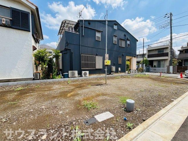 八王子市上野町の外観|隣接する建物との間隔がしっかりと確認できる現地の様子です！防犯面やプライバシーに配慮した、安心できる間取りをじっくりと検討できます。ご家族皆様で安全に暮らせる、穏やかで落ち着いた住環境が広がります。