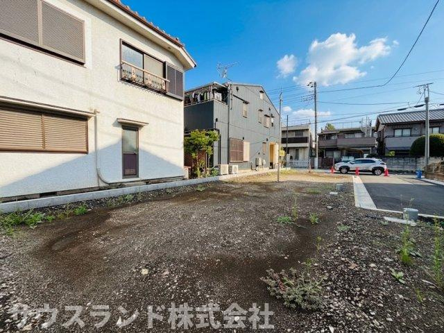 八王子市上野町の外観|道路から敷地全体を見渡せる、見晴らしの良い現地写真です！広々とした空間があり、大きな窓を設けても外からの視線を気にせずくつろげます。こだわりのプランを形にするのにぴったりな恵まれた環境です。