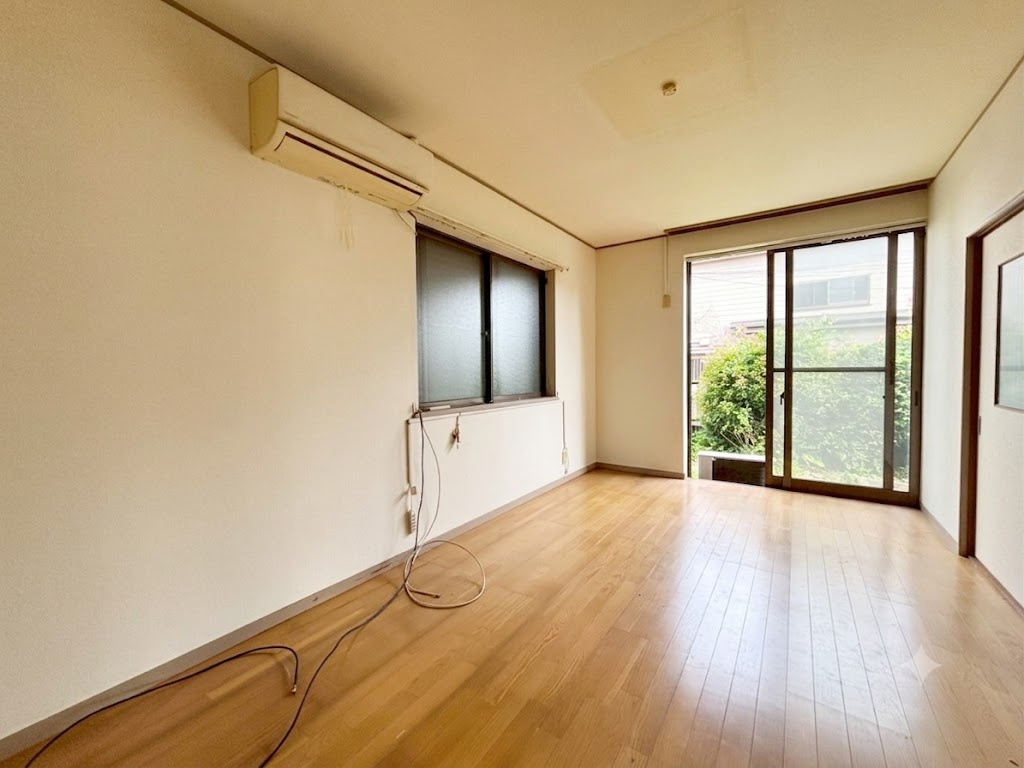 八王子市大谷町の居間・リビング|南側から差し込む陽光が、リビング全体を明るくやさしい雰囲気に演出します。