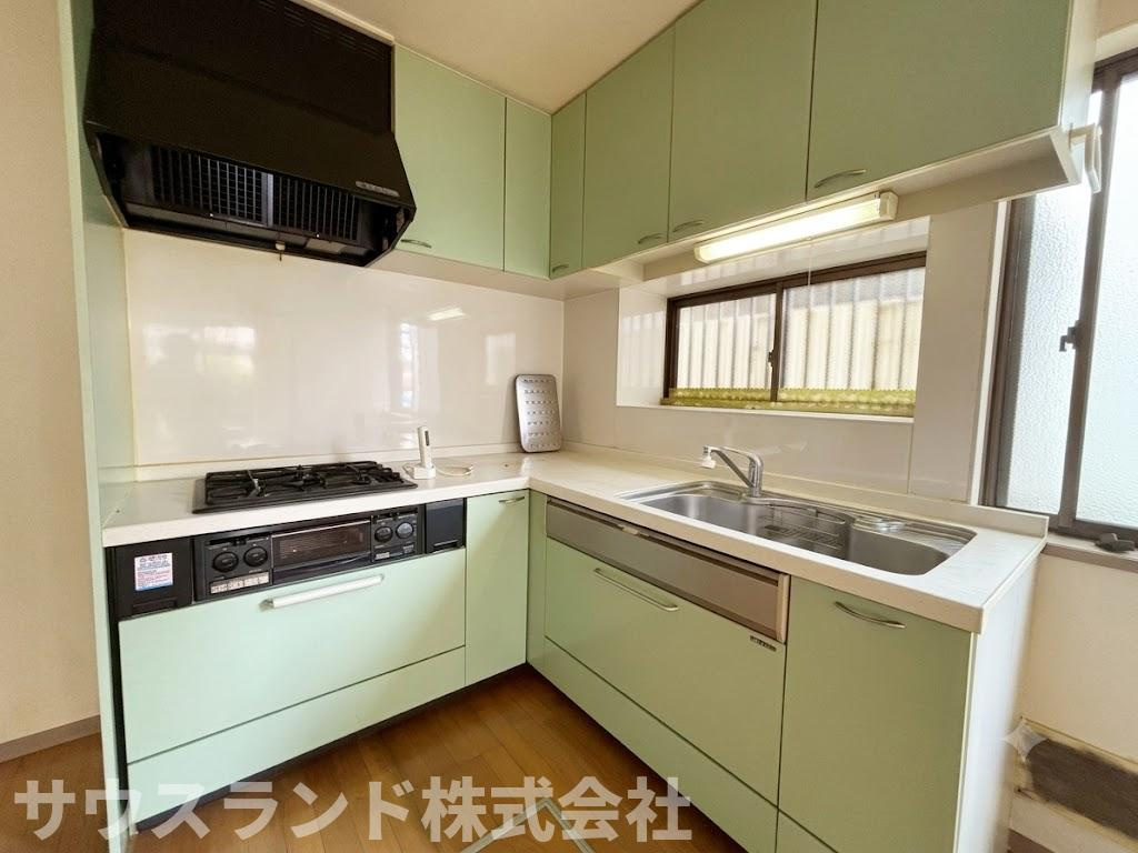 八王子市大谷町のキッチン|L型キッチンは90度の回転でお料理ができ、細かな移動の負担が減るので効率的です。