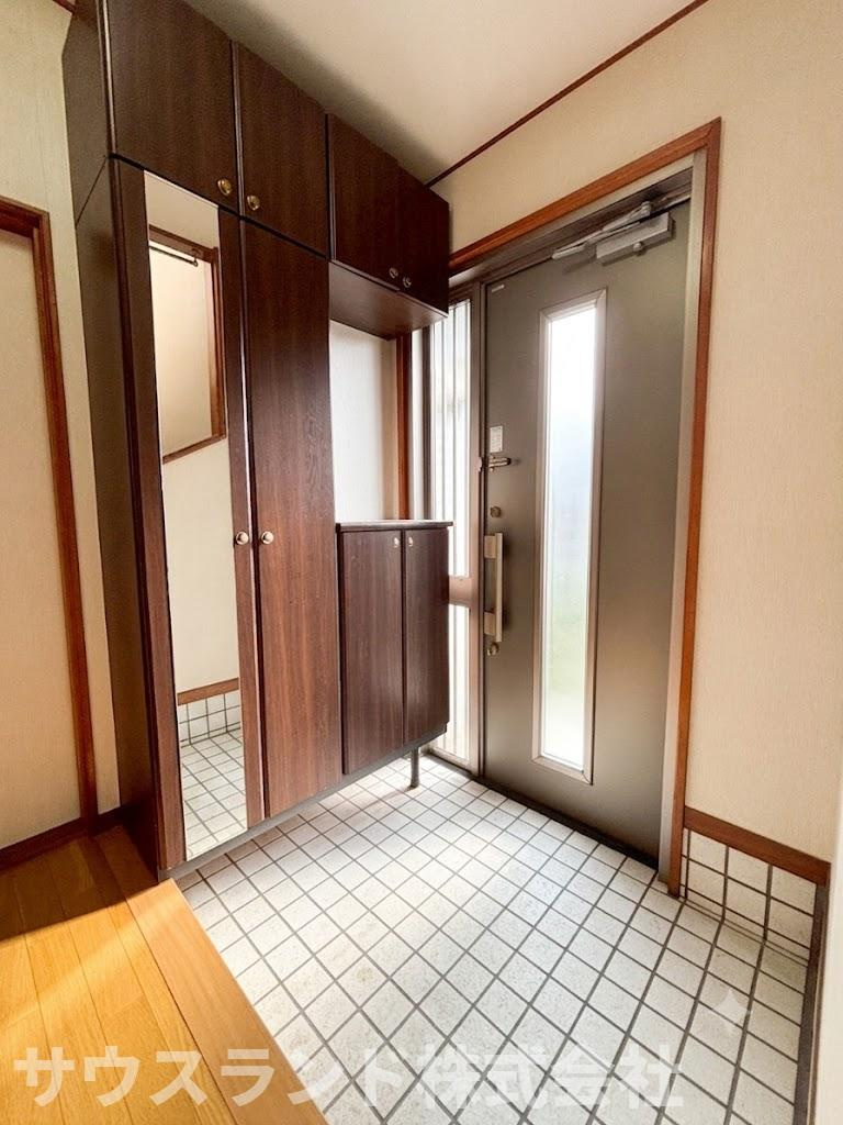 八王子市大谷町の玄関|自然光が差し込む明るい玄関。コの字型シューズボックスを備え、ご家族分のお履き物を整理整頓できます。