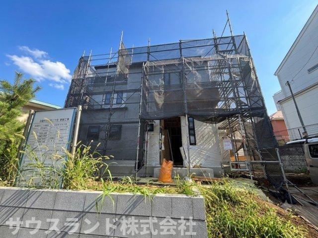 武蔵村山市神明　1棟現場の外観|基礎から丁寧に造り上げられている様子が現地でご確認いただけます。ご家族が長く住まうお家だからこそ、建物の構造を直接見ることができるのは安心ですね。広々とした敷地でゆったりお過ごしください！