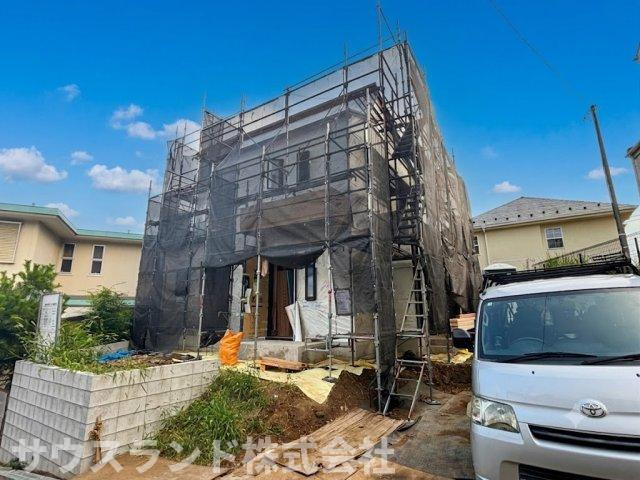 武蔵村山市神明　1棟現場の外観|周囲に光を遮る高い建物がなく、どのお部屋にも爽やかな風と明るい光がたっぷりと舞い込みます。お天気の良い日にはお洗濯物がカラッと乾き、家事の負担も減ってご家族の笑顔がさらに増えそうです。