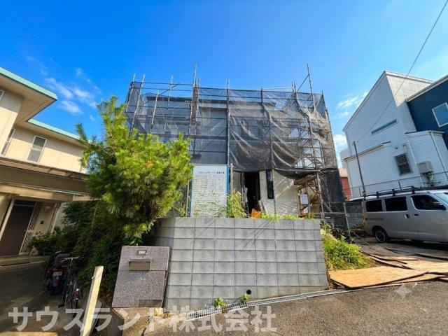 武蔵村山市神明　1棟現場の外観|落ち着いた色合いの住宅が並ぶ、緑豊かで閑静な住宅街に位置しています。静かで穏やかな住環境は、お子様がのびのびと成長できるだけでなく、パパやママも毎日リラックスして心ゆたかにお過ごしいただけます！
