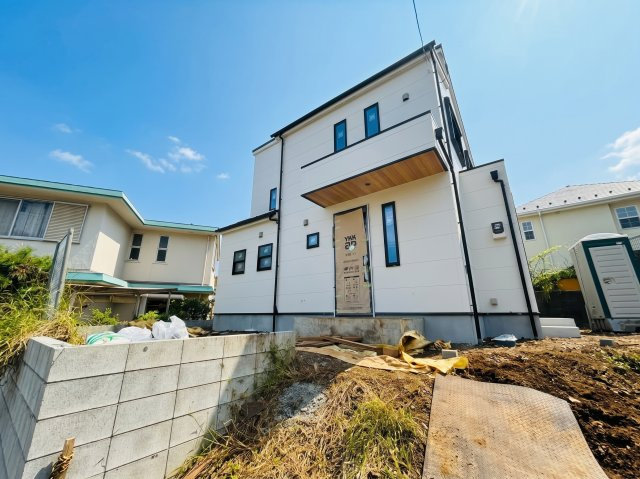 武蔵村山市神明　1棟現場の外観|落ち着いた色合いの住宅が並ぶ、緑豊かで閑静な住宅街に位置しています。静かで穏やかな住環境は、お子様がのびのびと成長できるだけでなく、パパやママも毎日リラックスして心ゆたかにお過ごしいただけます！