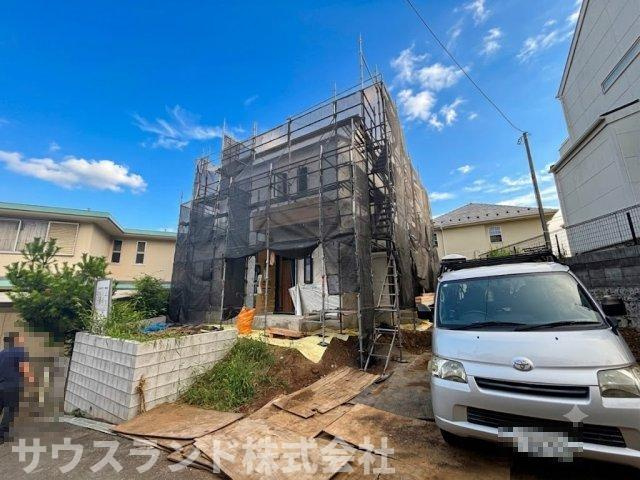 武蔵村山市神明　1棟現場の前面道路含む現地写真|前面道路はゆとりある幅が確保されており、大きめのミニバンなどでも焦らず落ち着いて駐車することができます。見通しも良好ですので、小さなお子様と一緒にお出かけする際も安全に歩き出すことができます。