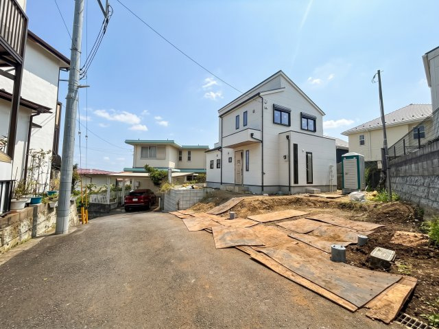 武蔵村山市神明　1棟現場の前面道路含む現地写真|前面道路はゆとりある幅が確保されており、大きめのミニバンなどでも焦らず落ち着いて駐車することができます。見通しも良好ですので、小さなお子様と一緒にお出かけする際も安全に歩き出すことができます。