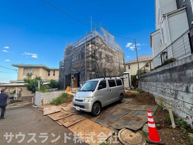 武蔵村山市神明　1棟現場の前面道路含む現地写真|車の通り抜けが少なく、交通量が落ち着いた前面道路です。不審な車も入り込みにくいため防犯面でも安心感があります。近隣の皆さまも温かく、お子様が外で遊ぶ際も地域全体で見守ることができる環境です！