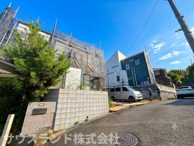 武蔵村山市神明　1棟現場の前面道路含む現地写真|道路から少し上がった敷地になっており、通行人の視線が気になりにくくプライバシーがしっかりと守られます。玄関先には植栽スペースも設けられ、季節のお花を植えてご近所さんとの会話も弾みそうですね。