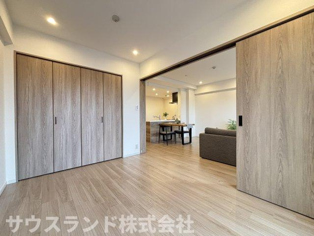 マクシスタワーズアーバンデュオの寝室|引き戸を開けると隣接するリビングとゆるやかにつながる洋室。大きな収納も備え、寝室や書斎、家事スペースなど幅広く使えます。扉を閉めれば独立した個室となり、来客時にも使い分けしやすい設計です。
