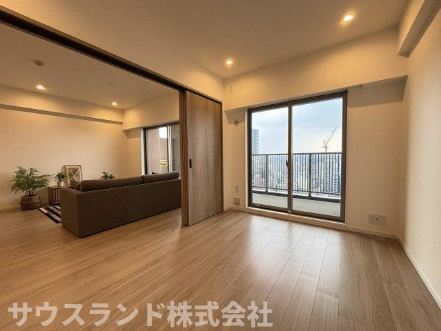 マクシスタワーズアーバンデュオの洋室|大きな窓と引き戸により、光と広がりを感じられる洋室。リビングとのつながりを調整でき、暮らしの場面に応じて柔軟に活用できます。扉を開けたままなら、家族の気配も自然に感じやすい空間です。