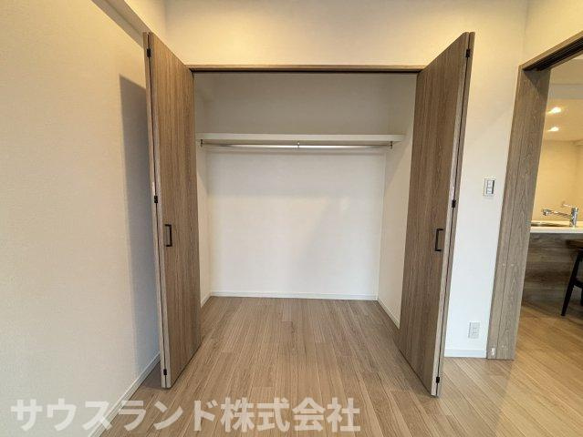 マクシスタワーズアーバンデュオの収納|幅と奥行きを確保したクローゼットは、衣類を横一列に掛けて見渡しやすい設計。季節物や収納ケースもまとめやすく、室内を整然と保てます。開口部が広いため、出し入れや衣替えもしやすい収納です。