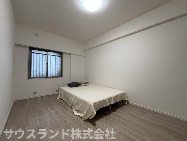 マクシスタワーズアーバンデュオの子供部屋|シンプルな内装で家具配置のしやすい洋室。窓付きで換気もしやすく、圧迫感を抑えたすっきりとした空間です。寝室や個室として、日々の過ごし方に合わせて整えやすいお部屋です。
