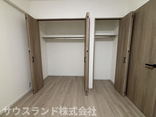 マクシスタワーズアーバンデュオの収納|収納を左右に分けて備えた、使い分けしやすいクローゼット空間。衣類を掛けて整理しやすく、日用品や季節物も収めやすい設計です。室内をすっきり保ちたい方にも扱いやすい収納です。